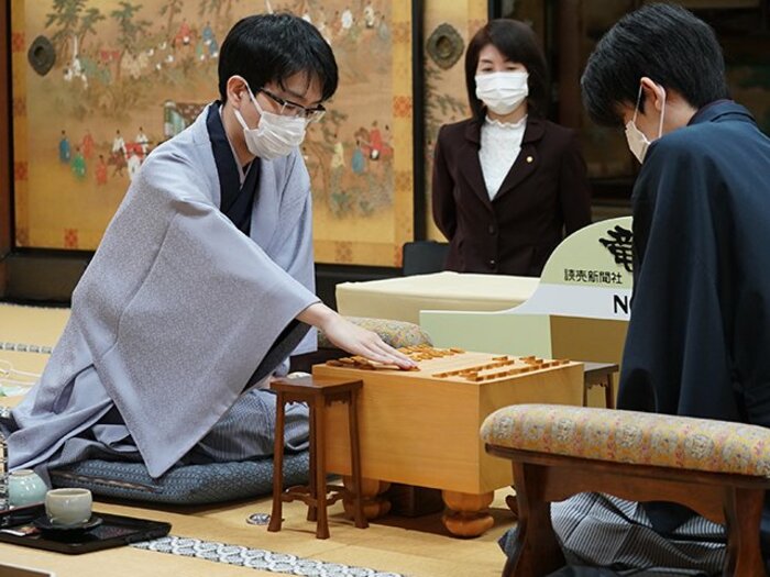 「藤井さんの対局は特に見ていますが…」 羽生善治との竜王戦で見せた豊島将之の温かさと《名人経験者が戦慄した“豊島の鏡”》とは＜Number Web＞ photograph by 日本将棋連盟