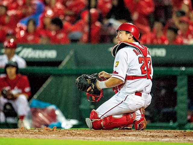 カープ正捕手の哲学＞會澤翼「扇の要は怯まない」 - プロ野球 - Number
