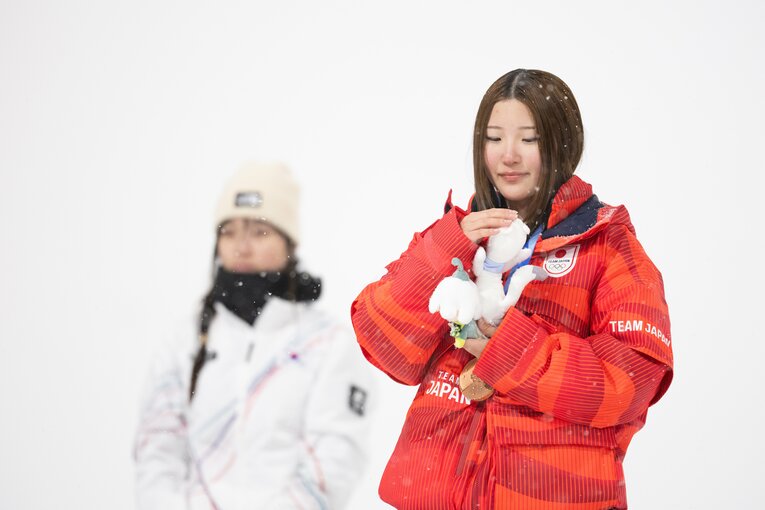 ぬいぐるみをよしよしする小野光希　©Nanae Suzuki/JMPA
