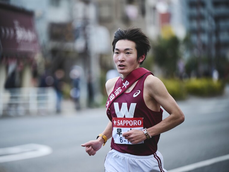 鶴見中継所でタスキを受け取った時点では16位。“花の2区”を走った早大エースの中谷雄飛には沿道から“応援以外”の言葉がかけられることも多かったという　©️Yuki Suenaga