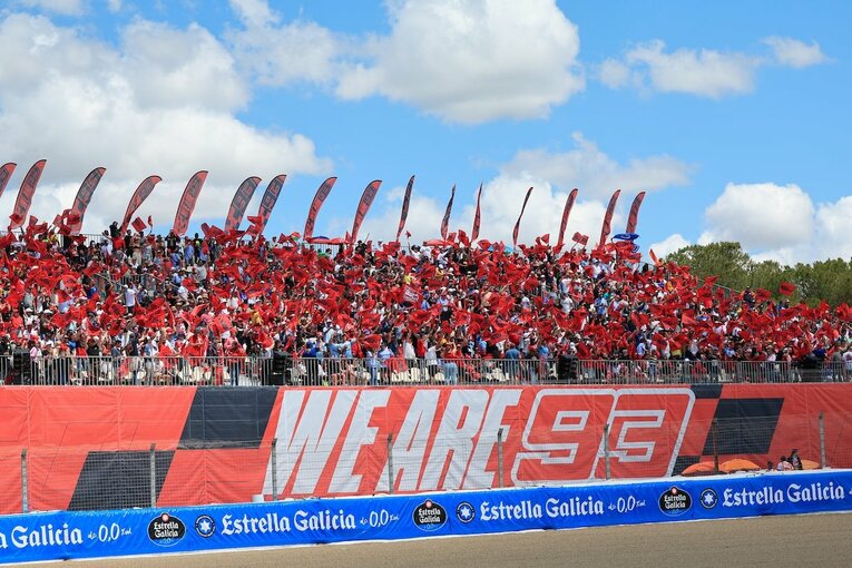 久々のマルケスらしい熱いバトルに地元スペインのファンは大盛りあがりだった　©Satoshi Endo