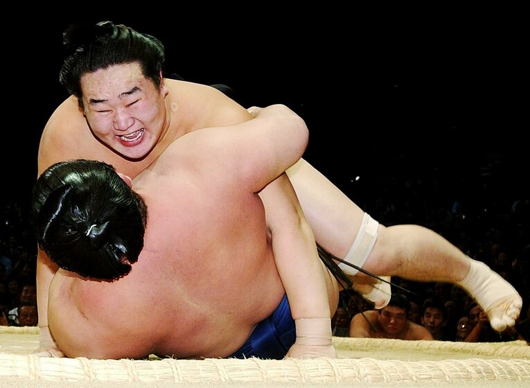 2002年11月、朝青龍が初優勝を決めた瞬間　©JIJI PRESS