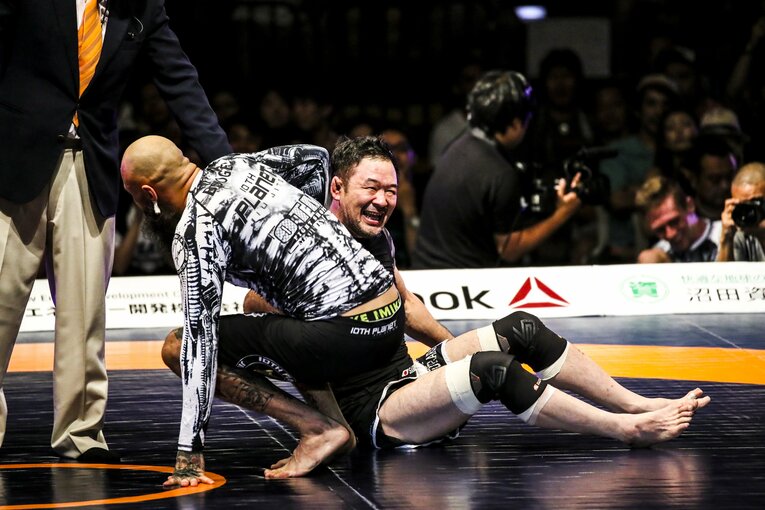 選手たちが多彩なグラップリングの技術を惜しみなく披露できるよう、独自のルールが設けられたQUINTET。桜庭の爽やかな笑顔も印象的だ