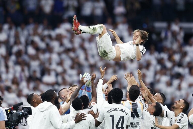 久保建英23歳vsモドリッチ39歳「吹っ飛ばし、抜き去った」後の敬意…“マドリー栄光の10番”涙と笑顔の別れ「好きになった言葉を」(19)