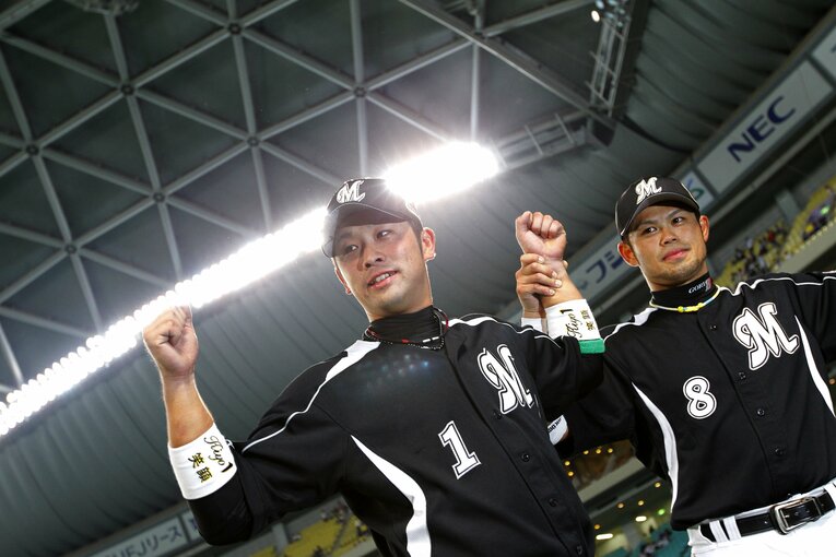 今江（右）とともにお立ち台に　©Tamon Matsuzono