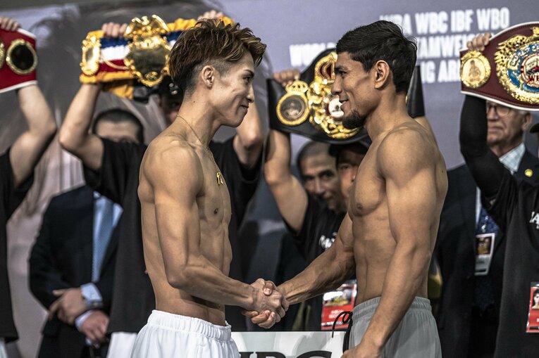 公開計量で握手を交わす井上とアフマダリエフ　©Takuya Sugiyama