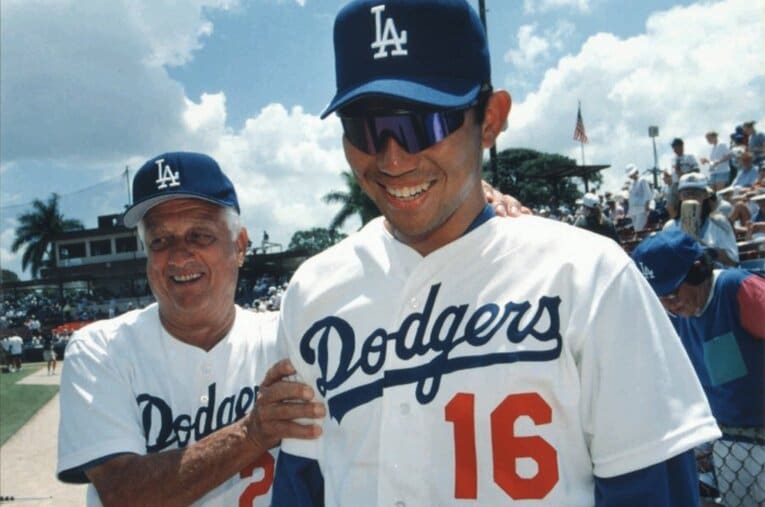 ドジャース・野茂英雄とトミー・ラソーダ監督。野茂のことばかり質問する日本メディアに対しラソーダ監督やチームスタッフは… ／ photograph by AFLO