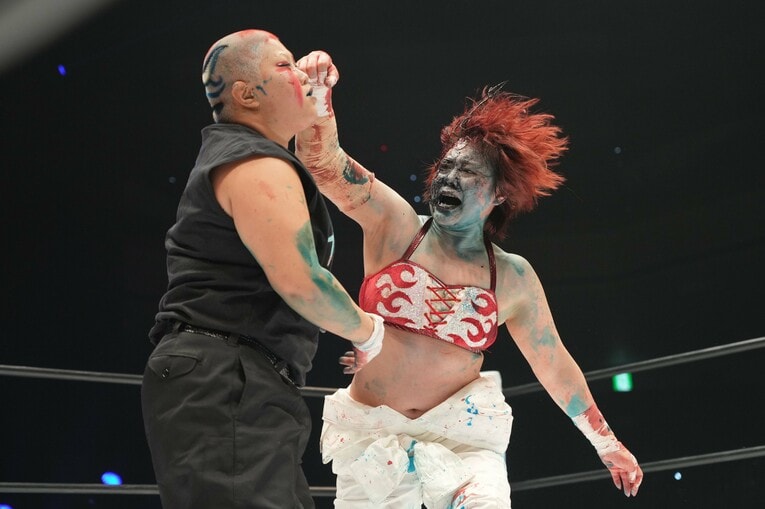 刀羅ナツコにパンチで反撃する舞華　©Essei Hara