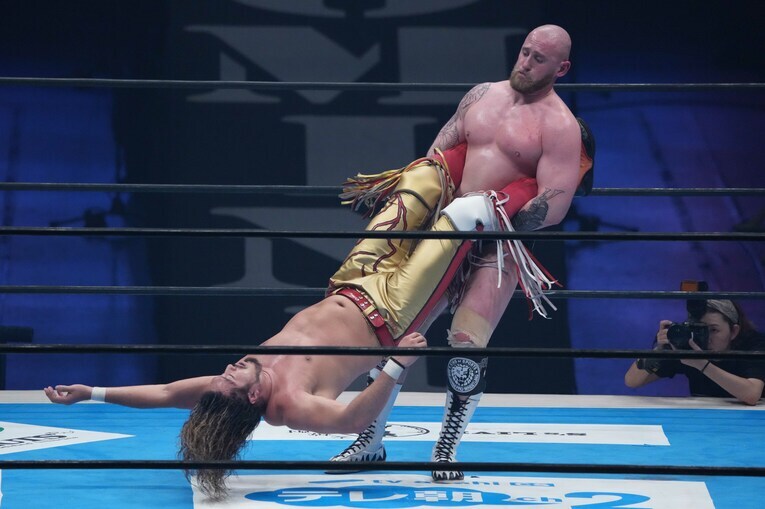 辻陽太をジャイアントスイングで攻めるゲイブ・キッド　©Essei Hara