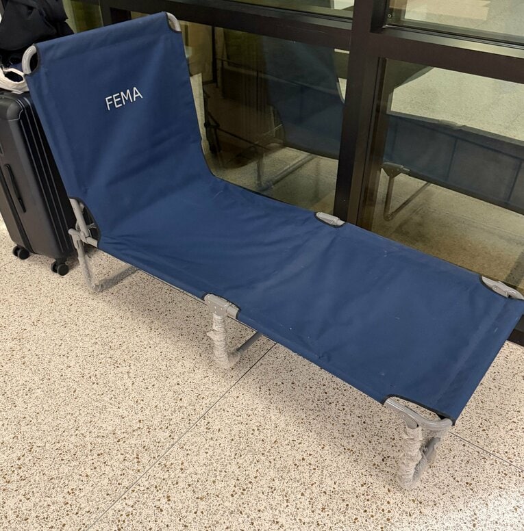 【記者が味わった米国飛行機トラブル】しょぼすぎる簡易ベッド（写真は右に続きます）　©Kei Sato
