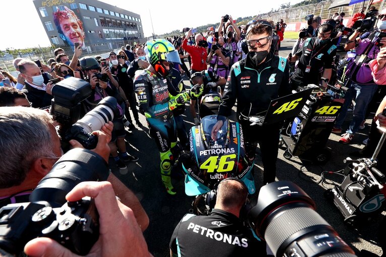 バイクレース最大のヒーローのラストレース、グリットにも多くのカメラマンが詰めかけた