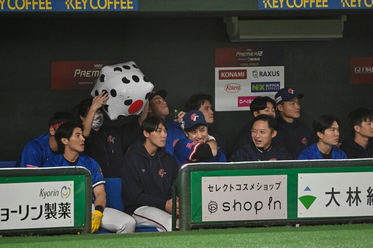 プレミア12、台湾ベンチでサイコロが回されると……6！　©Nanae Suzuki