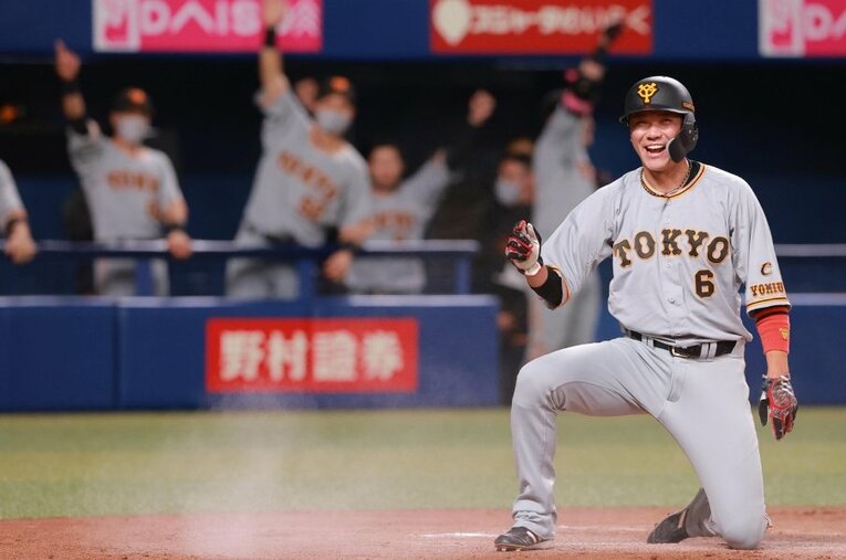 今季も巨人のキャプテンを務めている坂本。原監督がLINEで送った“苦言”とは？ ／ photograph by Sankei Shimbun