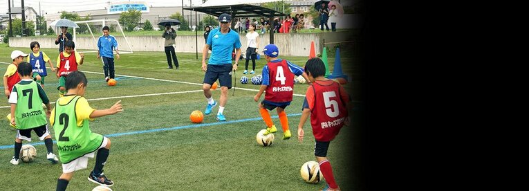 ボールを蹴っている間は……被災地も他の土地も関係ない。夢中でサッカーを楽しむ子どもたちから笑顔が溢れる。 ／ photograph by (C)EXILE CUP実行委員会