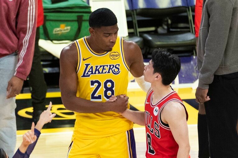 試合後、言葉をかわす八村塁と河村勇輝　©︎ZUMA Press/AFLO