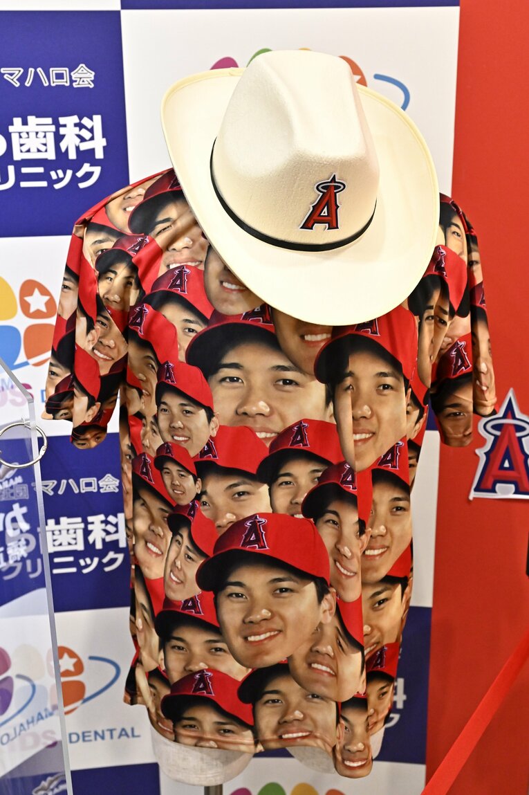 大谷だけTシャツとハット　©Takashi Shimizu