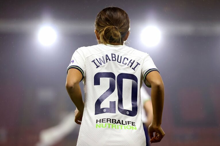 先日、自身のInstagramに澤穂希や宮間あやといった先輩たちと笑顔の写真をアップした岩渕。来季はピッチでどんな姿を見せてくれるだろうか　©︎Getty Images