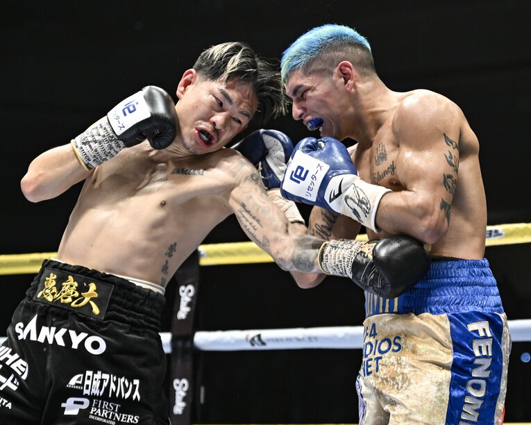 井岡一翔のボディに表情をゆがめるマルティネス（2枚目／全2枚）©Hiroaki Yamaguchi