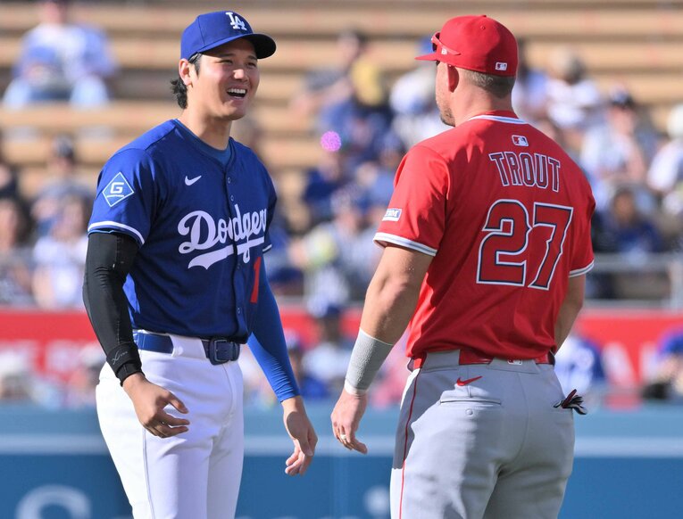 3月のオープン戦で顔を合わせる大谷とトラウト　©JIJI PRESS