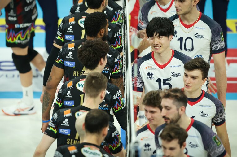 ネットを挟んで石川祐希（左）と言葉をかわす大塚達宣 ／ photograph by Takahisa Hirano/AFLO