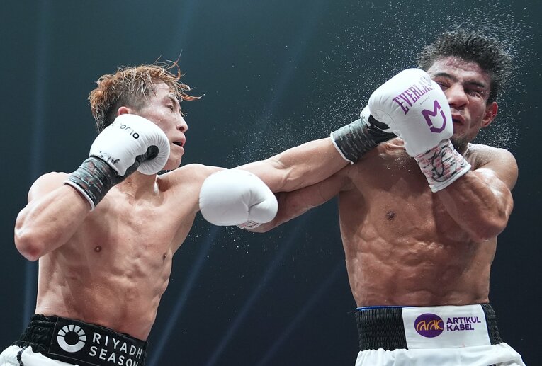 井上尚弥のクリーンヒット。アフマダリエフの“誤算”はどこにあったのか　©Naoki Fukuda