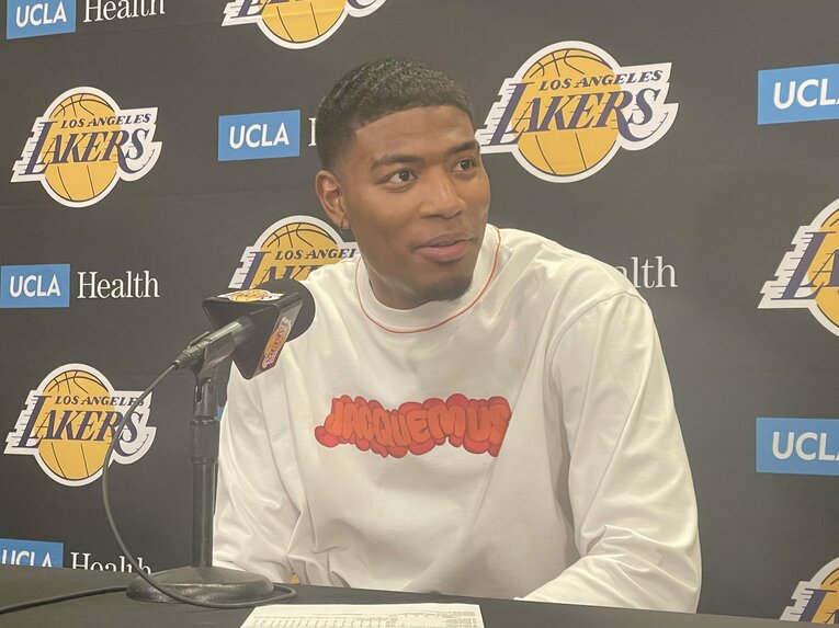 トレード期限となった2月5日の試合後、会見でチームへの貢献を誓った（筆者撮影）