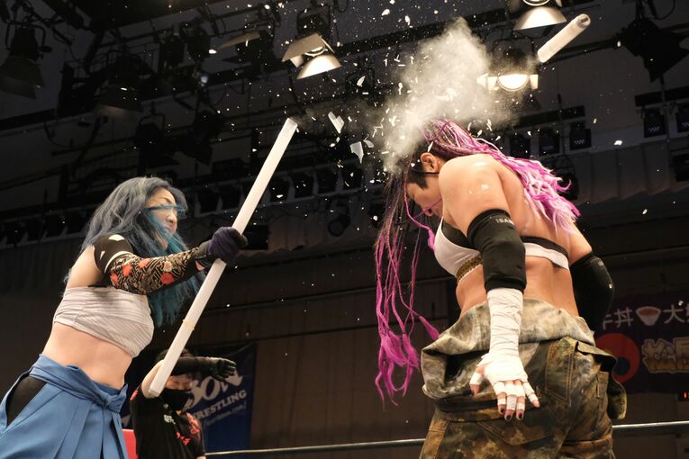 世羅（左）と山下が行った蛍光灯デスマッチ（クリックすると「この記事の写真」にとびます。流血等の過激な画像を含みますのでご注意ください）