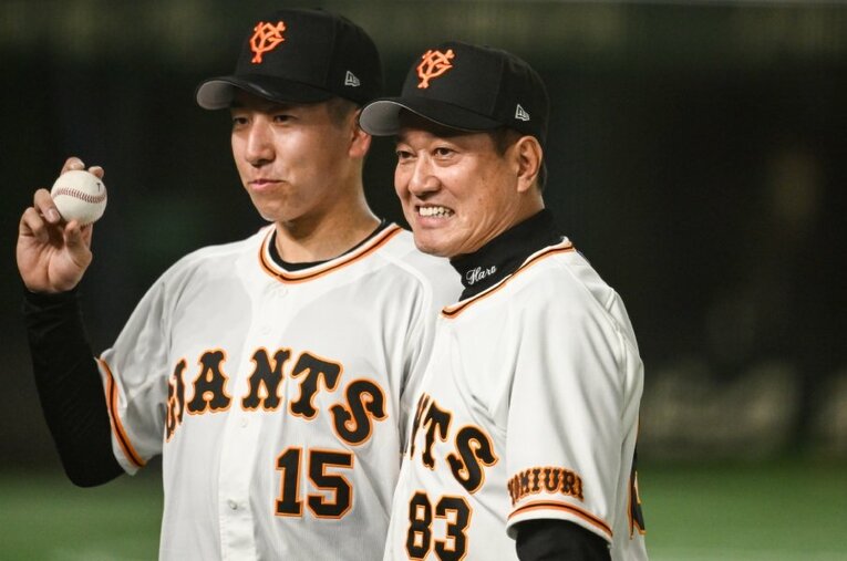 ドラフト1位ルーキー・大勢（左）をクローザーに起用した巨人・原監督。山崎や堀田など若手投手が次々に台頭し、首位を快走している ／ photograph by Nanae Suzuki