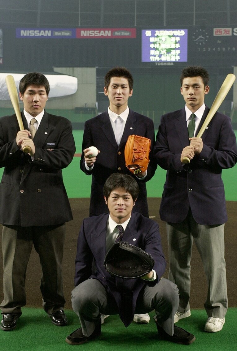 18歳の栗山巧（後列右）。2001年12月、新入団選手発表の会見後に細川亨捕手、中村剛也内野手、竹内和也投手と共に記念撮影　©JIJI PRESS