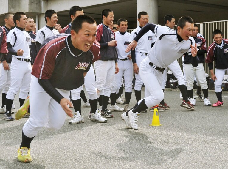 練習でダッシュする光星学院高時代の田村龍弘（手前左）と北條史也（右）、2012年撮影。2人は小・中・高と同じチームでプレーした幼なじみ　©KYODO