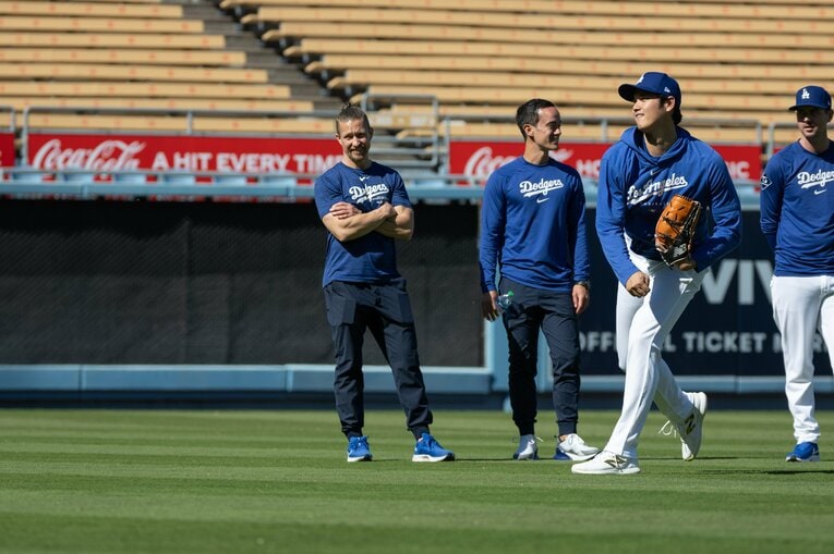 投手・大谷の様子を見るチームスタッフ　©Nanae Suzuki