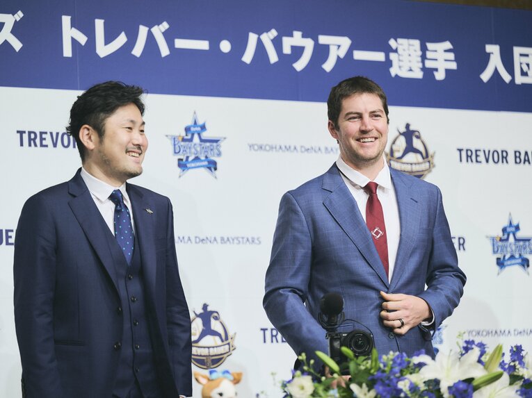 入団会見にスーツ姿でのぞむバウアー　©Yuki Suenaga