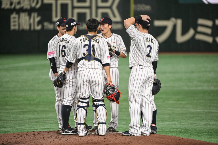 5回に先制弾を打たれた2番手・隅田知一郎（16番）のもとに集まる捕手の坂倉（31番）たち　©Nanae Suzuki