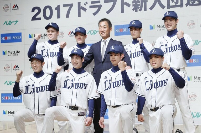 育成1位で入団した高木（後列右）。同期には大車輪の活躍を見せる平良やポジションを争う西川らがいる　©︎Kyodo News