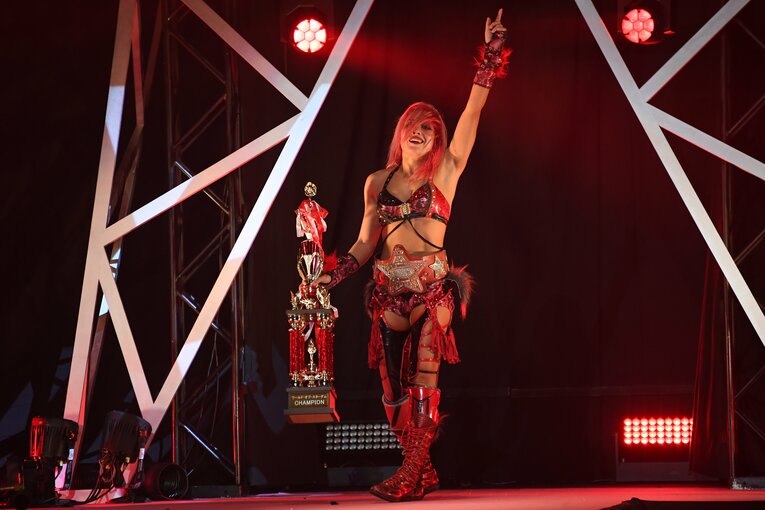 穏やかな表情で引き揚げるジュリア