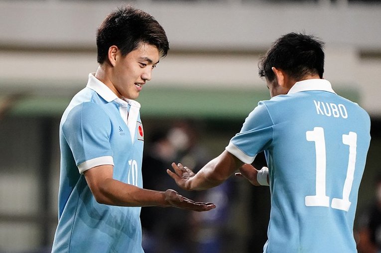 ガーナ戦でゴールを決め、久保建英と喜ぶ堂安律 ／ photograph by Getty Images