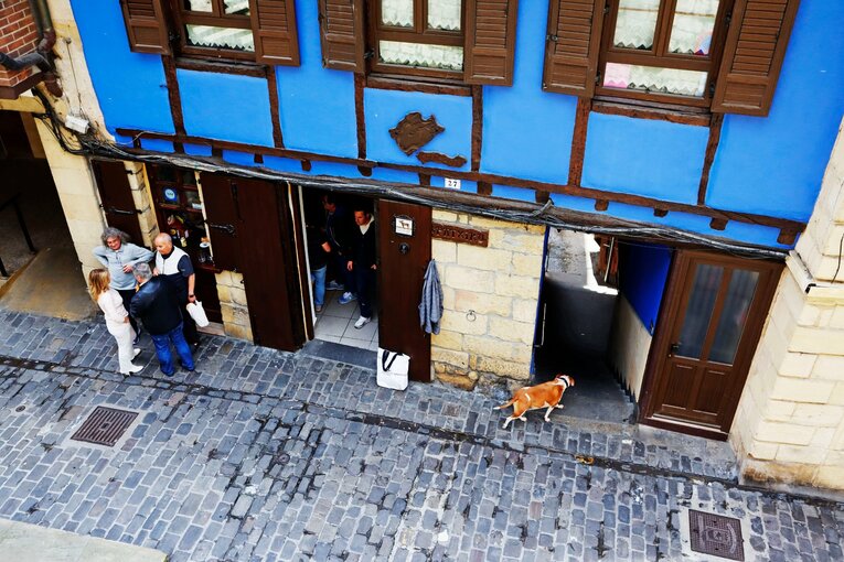 「クボはノルマル（普通）よ」辛口おばあちゃんにバルで遭遇も…カメラマンが撮った久保建英21歳の“軽快ドリブル＋母・祖母のような愛”(50)