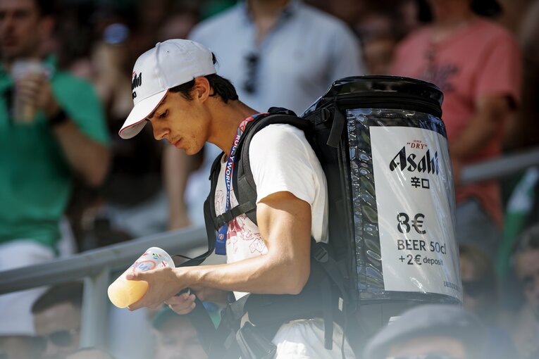 フランスW杯のビール売り子（男性）。アサヒスーパードライが8ユーロ（約1300円）【2枚目／全4枚】　©Kiichi Matsumoto
