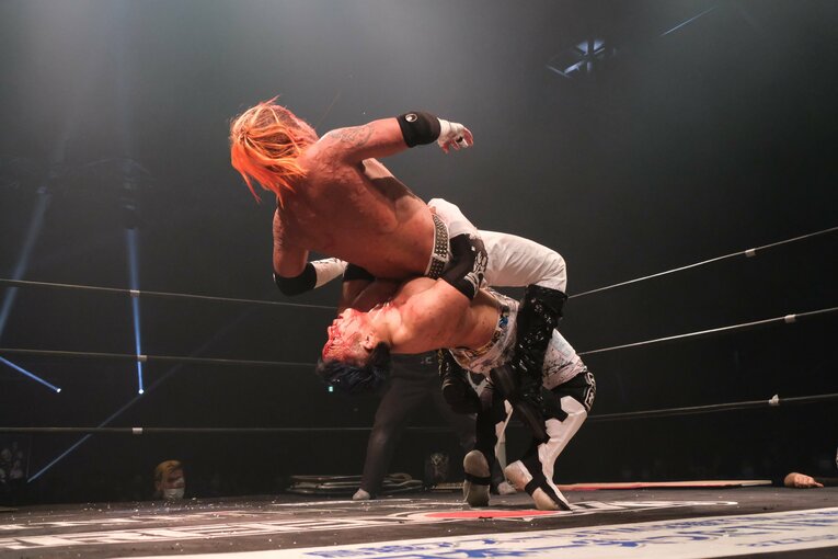 カリスマ葛西純「世の中は無駄な血を一滴も流すな」 頬を串刺し、人間ダーツ…それでもデスマッチが“ただの残虐ショー”ではない理由(19)