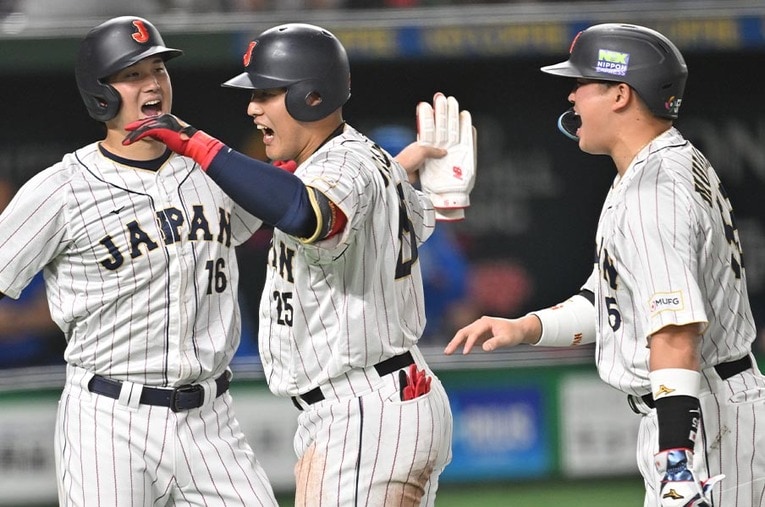 WBCイタリア戦、本塁打で大谷翔平と村上宗隆に祝福される岡本和真。WBC戦士が5～6月の交流戦タイミングで実力を発揮している ／ photograph by Naoya Sanuki