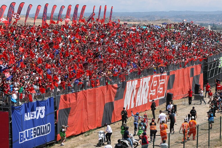 1−2フィニッシュを達成したマルケス兄弟を地元のファンは熱狂的に祝福した　©Satoshi Endo