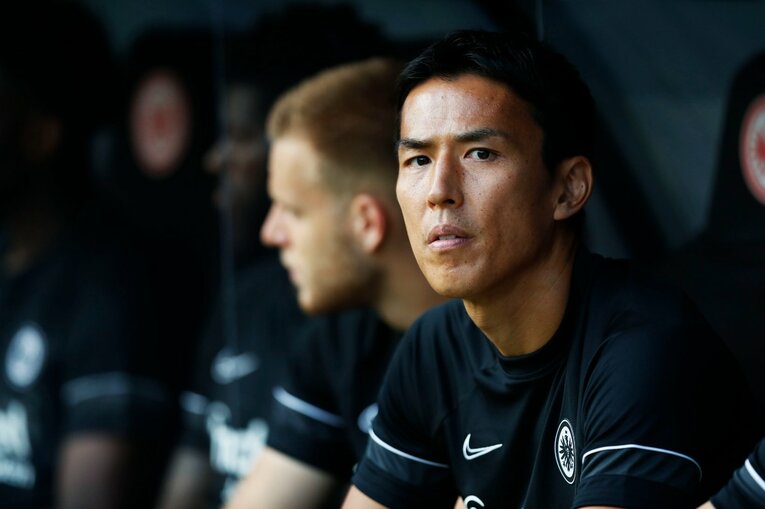 「“鎌田大地と守田英正が一緒に写った1枚”を狙いたいけど…」「長谷部誠はすでにコーチのように」CL日本人対決と“美しい夕焼け”撮影ウラ話(45)