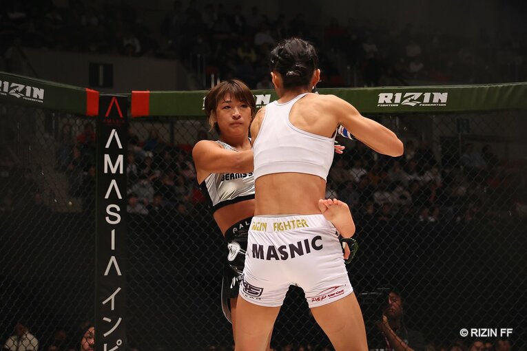 RENAvsシン・ユリ　©RIZIN FF