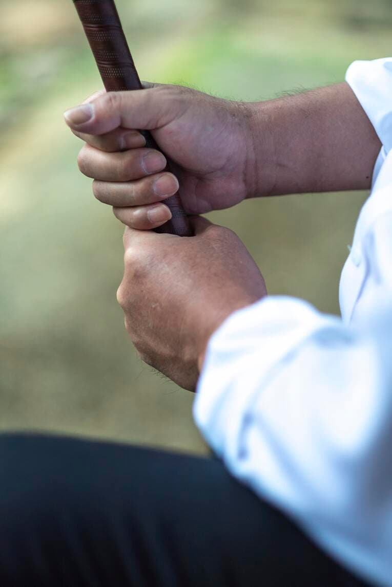 グリップの感触をあらためてたしかめる清原和博（2018年撮影）　©︎Takuya Sugiyama