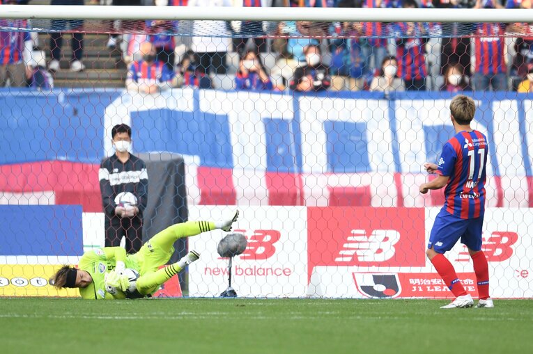 第36節のFC東京戦で、上福元直人は永井謙佑が蹴ったPKを見事にキャッチ