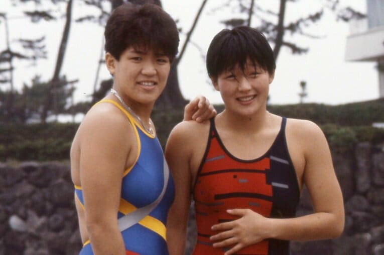 芸能人水泳大会に出場した際のクラッシュ・ギャルズ ／ photograph by 東京スポーツ新聞社