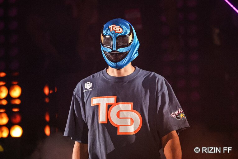 SAKUマシンのマスクを着用しての入場　©RIZIN FF