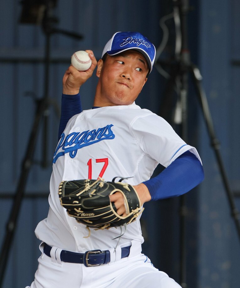 北谷キャンプでブルペン入りする中日・柳。背番号「17」が燦然と輝く　©︎JIJI PRESS