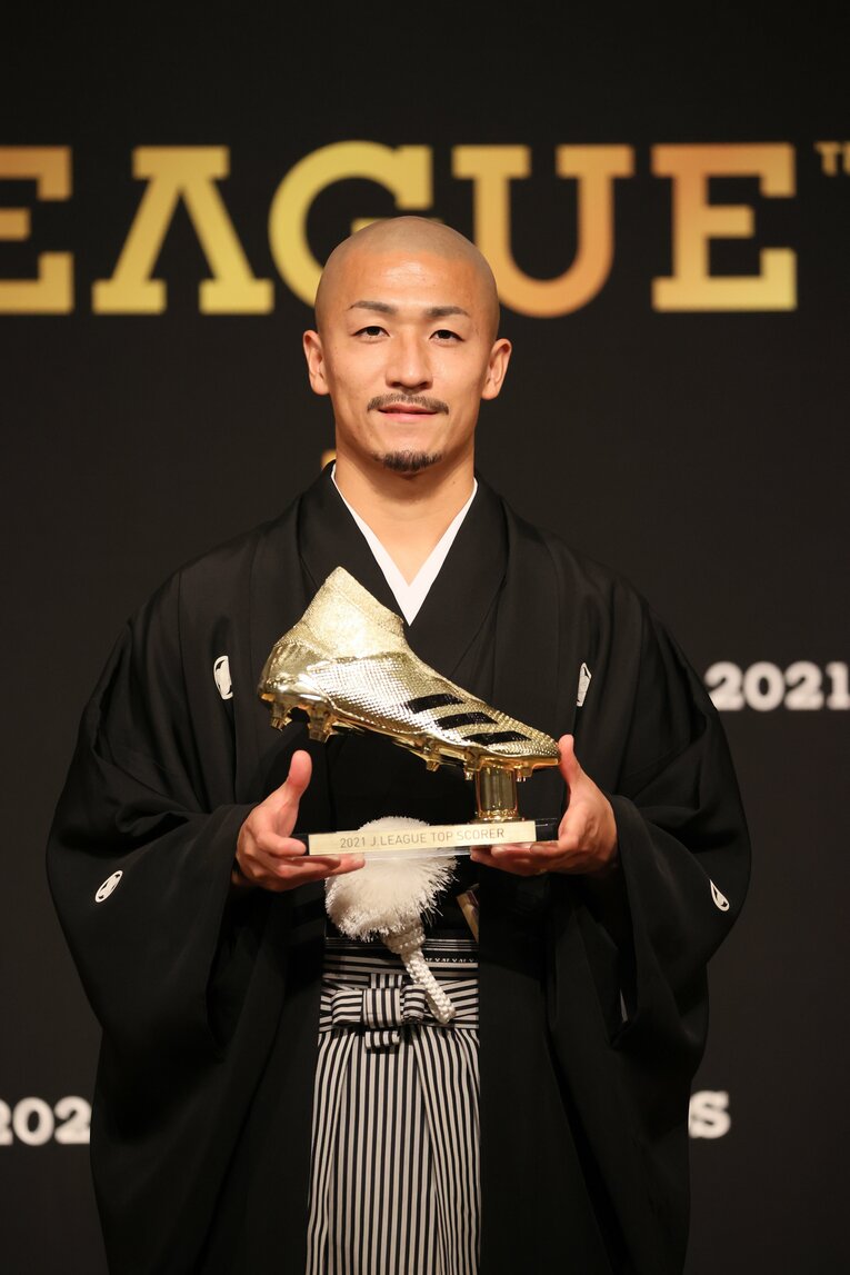 2021年のJリーグアウォーズで、前田は紋付袴姿で登場した　©JIJI PRESS