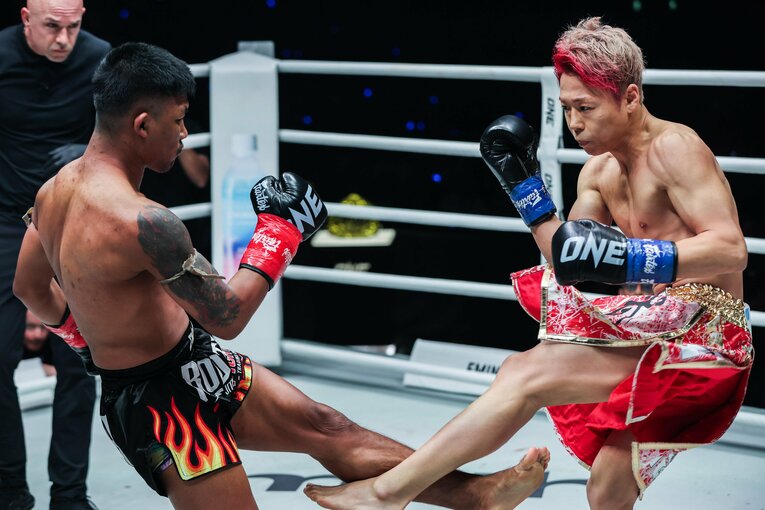 カーフキックを打ち合う両者　©ONE Championship